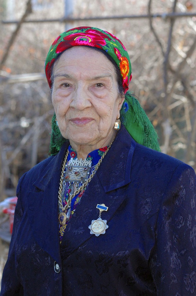 مایا قلیوا در ایّام کسب لوح تقدیر از ردیس جمهور ترکمنستان ق. قردی مخمداف